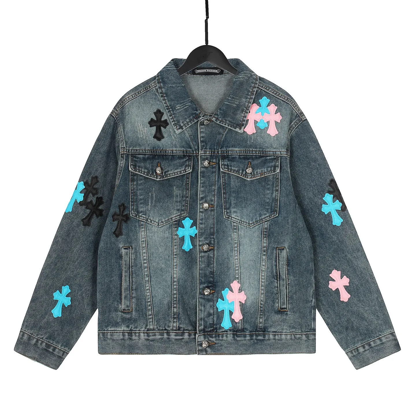 P270 💰 Chrome Hearts Chrome Hearts leather cross patch color leather embroidered shirt denim jacket OS version can be worn by both men and women! The fabric is made of twill gauze cotton fabric! The texture is clear and smooth, not easy to wrinkle or fade! The embroidery process is complex and repetitive. There are more than 20 leather labels. It takes 6 repeated embroidery steps to complete the back body. The requirements for the embroidery machine are very strict, and the distance is 45 cm! It won’t work if the spacing is too big, and it won’t work if it’s too small! We make clothes with care, and every detail must be restored one to one! The hardware is all carved and cast, and they are all genuine from the original factory! This piece of clothing consumes a lot of material, with more than 3 meters of material used for one piece of clothing! After the garment is made, it needs to be fixed at high temperature, washed at a water temperature of more than 70 degrees, and softened by adding softener to make the upper body softer and smoother! There is a flap on the sleeve that can be stored into short sleeves! Adapt it to that understanding Color: Blue Size: S-M-L-XL
